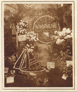 98974 Afbeelding van een bloemenstand op de, door de Utrechtsche Handels Vereeniging (U.H.V.) georganiseerde, ...